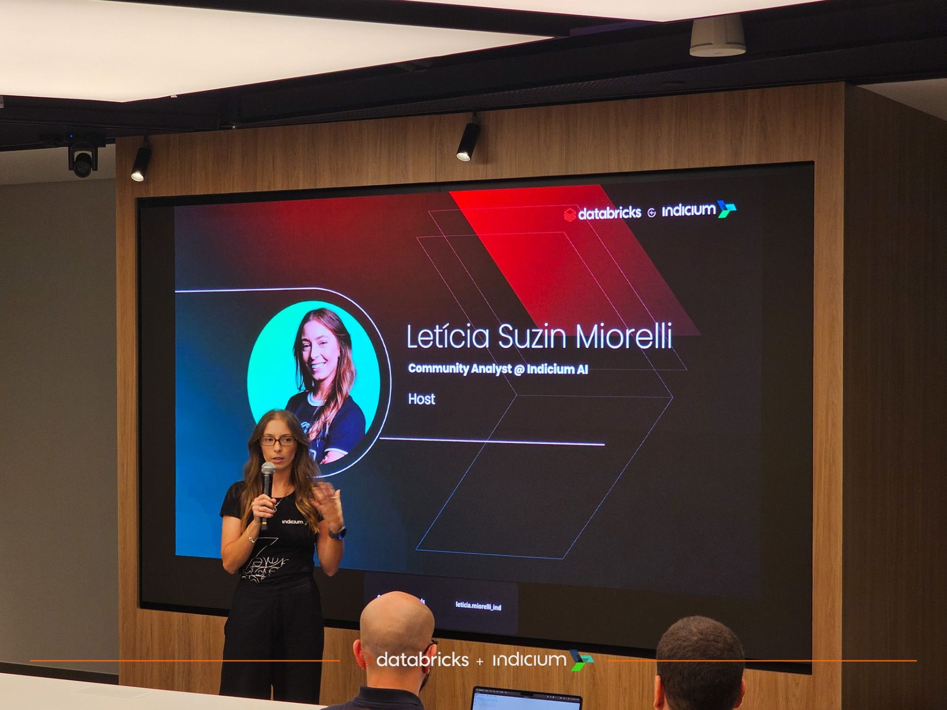 Letícia presenting at the Databricks and Indicium event
